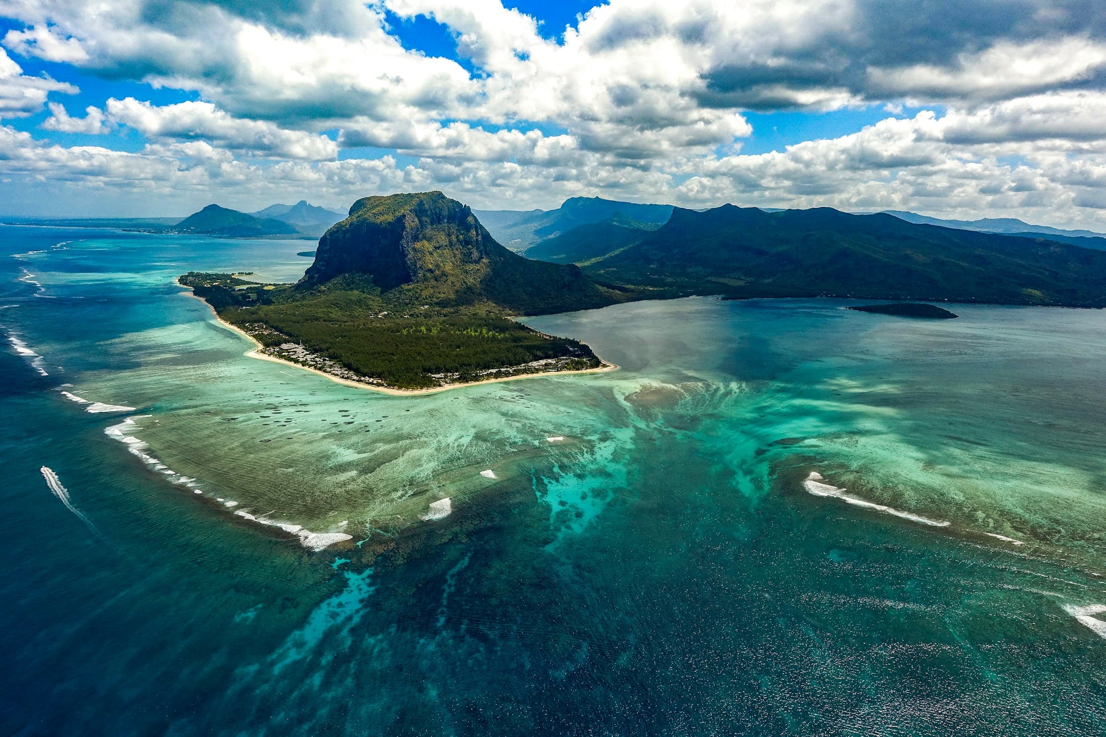 Le Morne Brabant et son lagon turquoise, vus du ciel à Maurice.